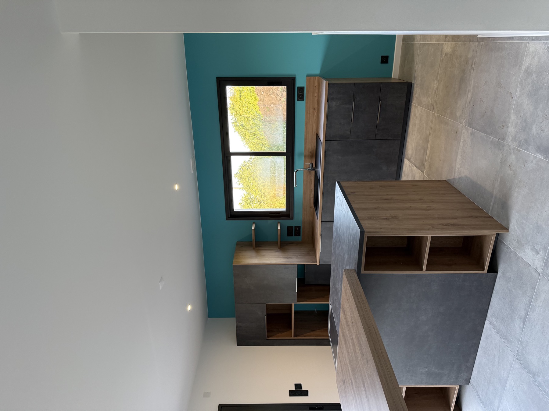 Cuisine terminée avec mur bleu vert peinte par Aristopeintre